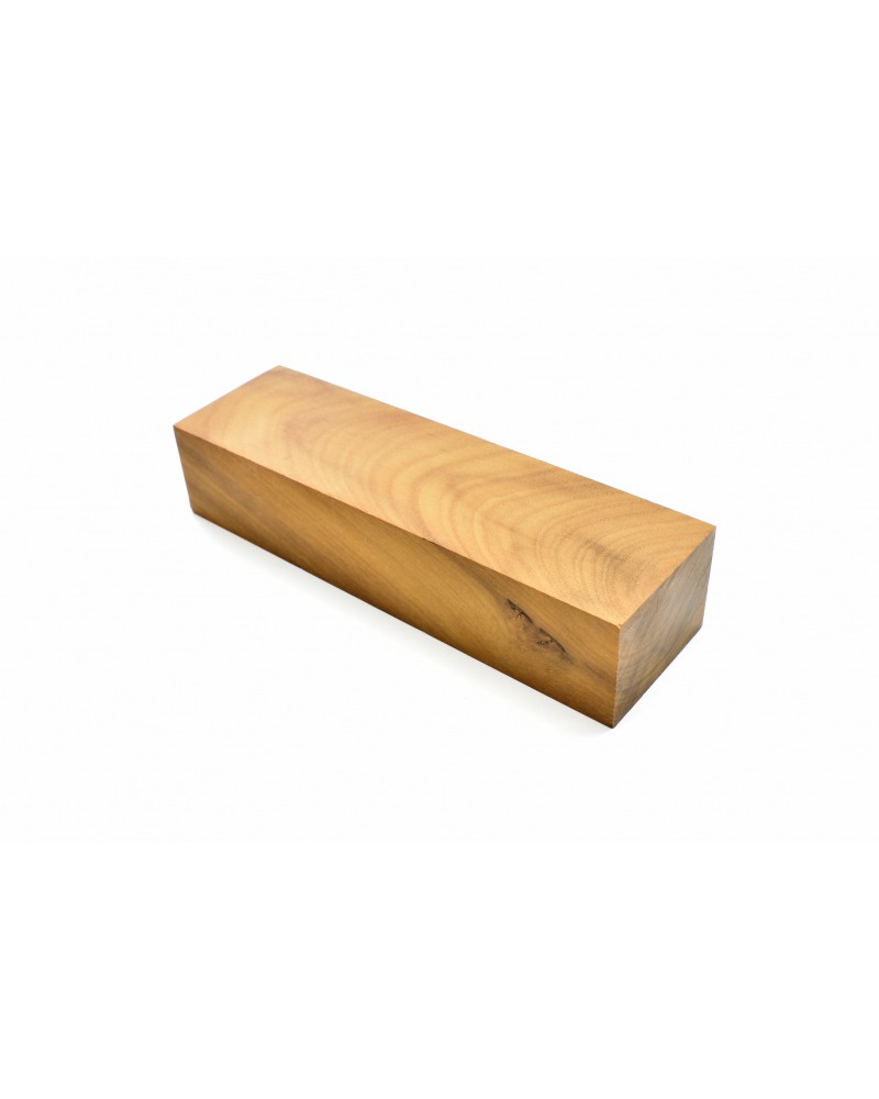 Bois de cannelle en bloc